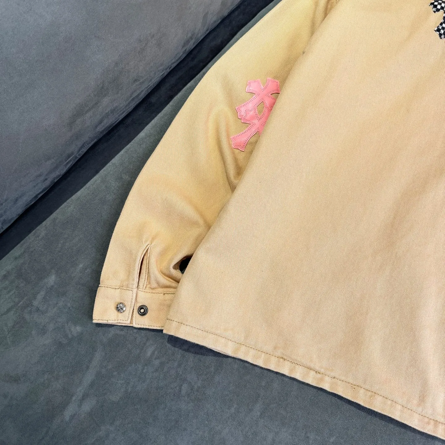 P260 Chrome Hearts丨Chloe Hearts 25ss Cherry Blossom Pink Leather Jacket Same Style for Men and Women WorkDog Pink Leather Jacket, a timeless workwear series. The fabric is made of custom-woven high-density canvas, which took more than two months. It was subsequently lightly coated to give the whole body a glossy look~ Zero color difference was achieved, and the fabric texture details were all in place! The crosses of the accessories are all genuine sheepskin, hand-stitched! The actual texture is better, the upper body is stiff, and it is OK for both men and women. The dark cross leather element has its own aura and can be worn with any outfit to slay the audience! Let you easily control the rate of return! The cross stitching is all lambskin, the inner leather is first-layer calfskin, the hardware is silver-plated, and the details are full. Size: S/M/L/XL Length: 66/68/70/72 Bust: 55/57.5/60/62.5 Shoulder width: 45.5/47.5/49.5/51.5 Sleeve length: 62/63/64/65
